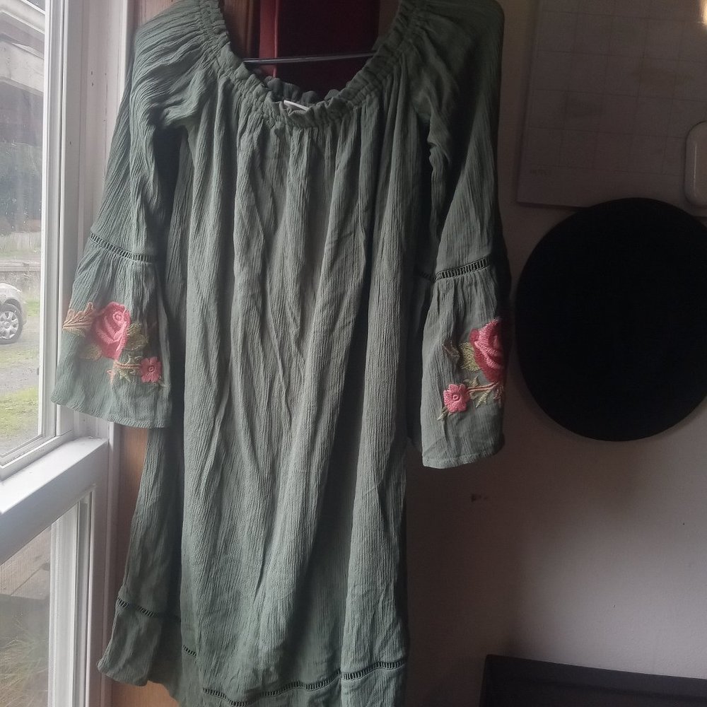 Knox Rose Green Cold Shoulder Flare Sleeve Dress with Floral & Lace Details